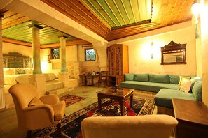 Altug Bey Honeymoon Suite | Hochwertige Bettwaren, Minibar, Schreibtisch, kostenloses WLAN