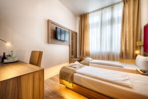 In-room safe, desk, blackout curtains, soundproofing - Hotel Richter (Hamburg)