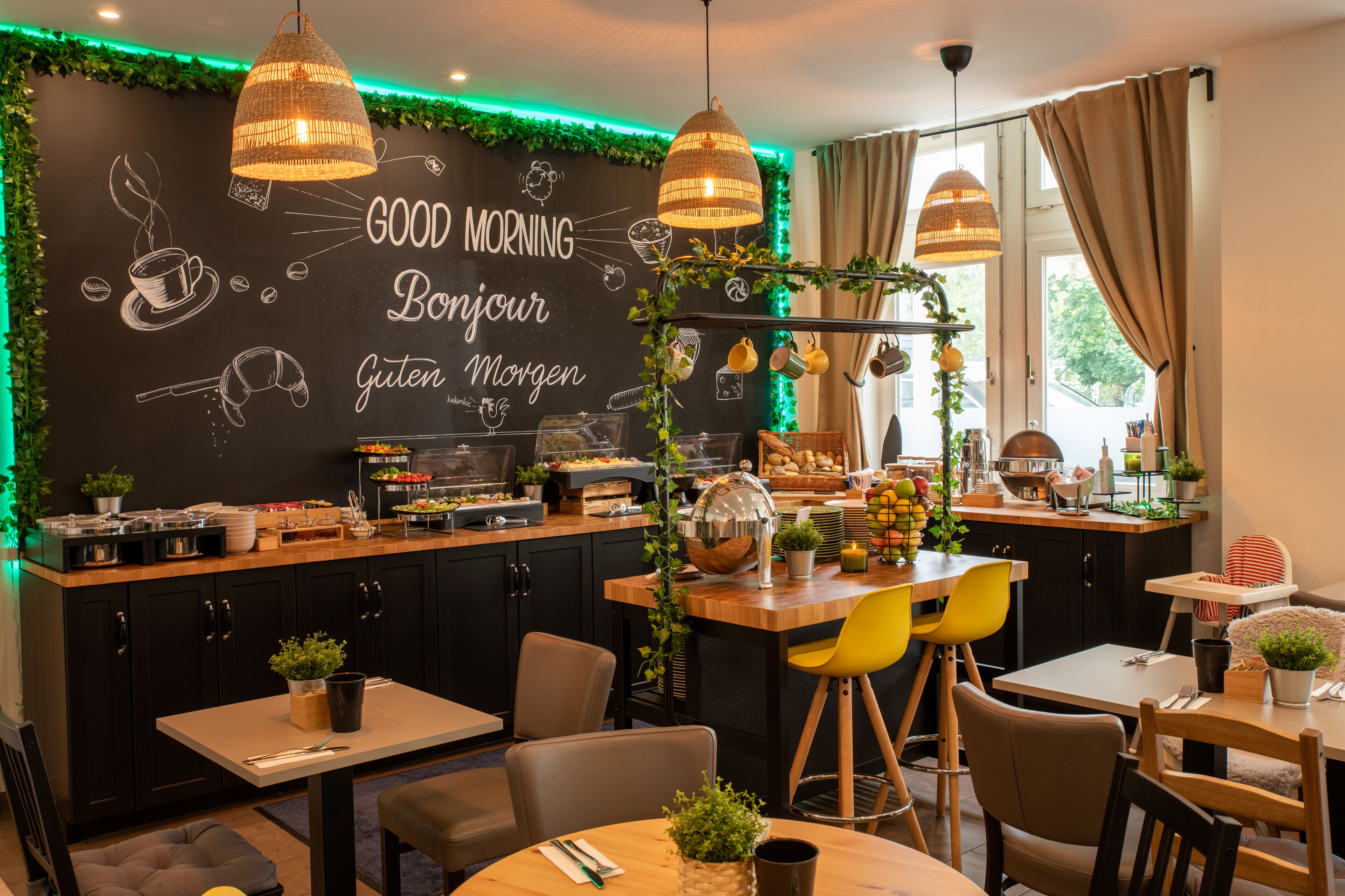 Tägliches Frühstücksbuffet (11.90 EUR pro Person)