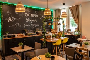 Daily buffet breakfast (EUR 11.90 per person) - Hotel Richter (Hamburg)