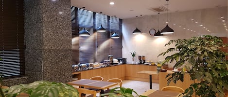 Daily buffet breakfast (KRW 15000 per person)