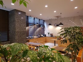 Se ofrece un desayuno bufé todos los días (por un coste adicional)