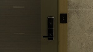 A modern door with a digital lock and a wall-mounted number sign indicating room 904. - Hotel Nafore (Seoul)