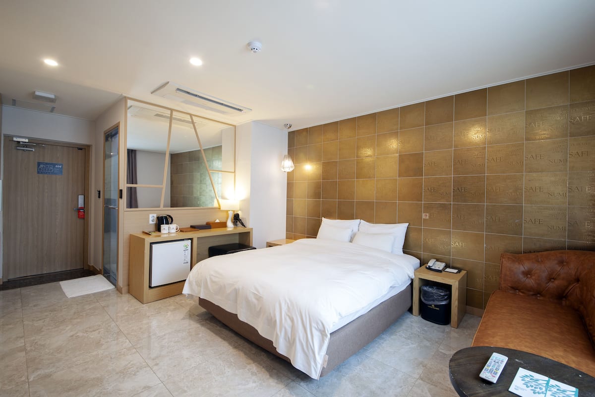 Premium bedding, in-room safe, individually decorated, soundproofing