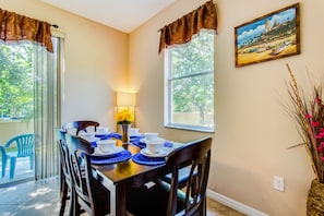 Family dining - Orlando and Kissimmee Town homes by MyOrlandoStay (Kissimmee)