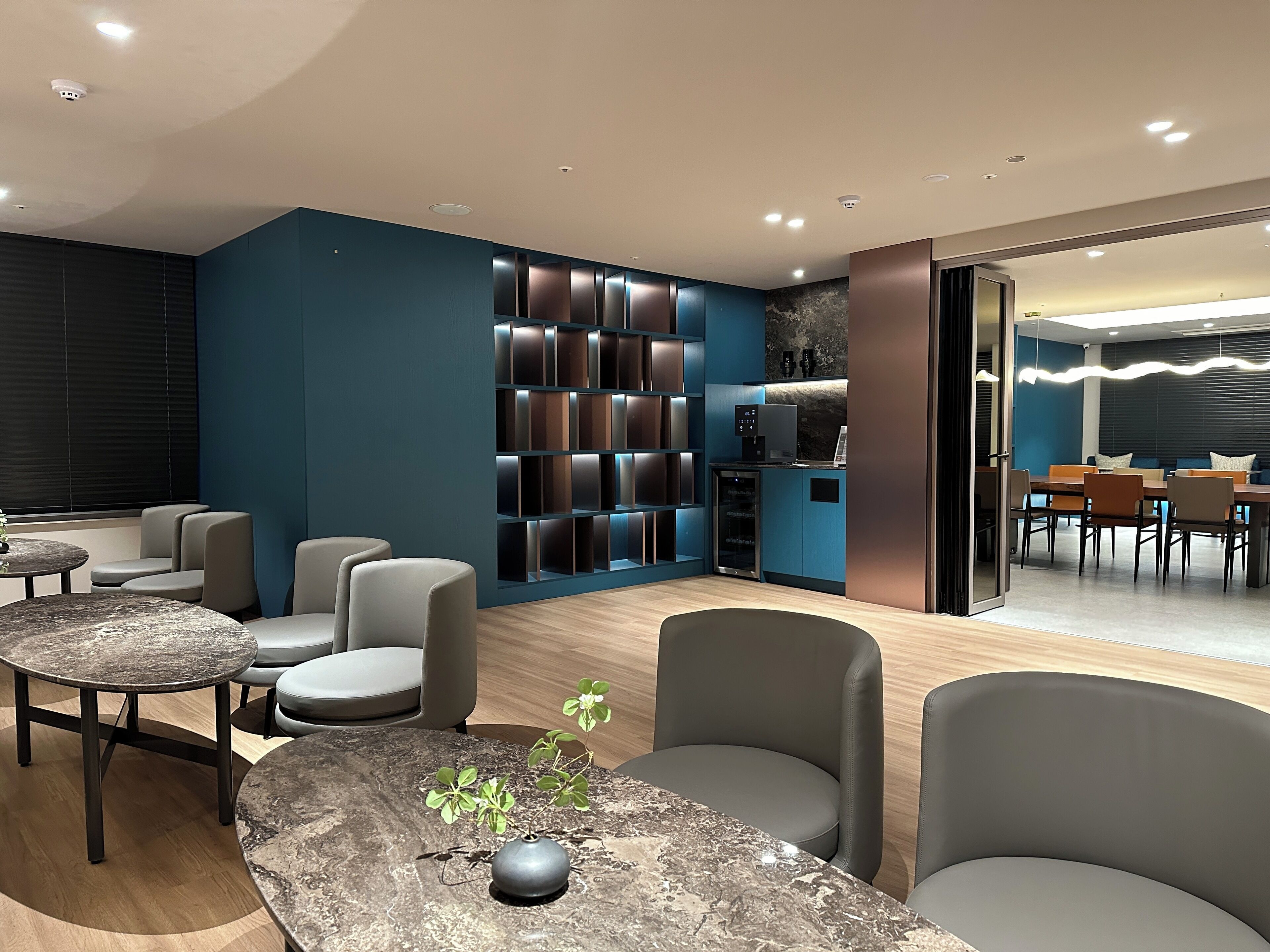 Un interior moderno con comedor, asientos y cocina.