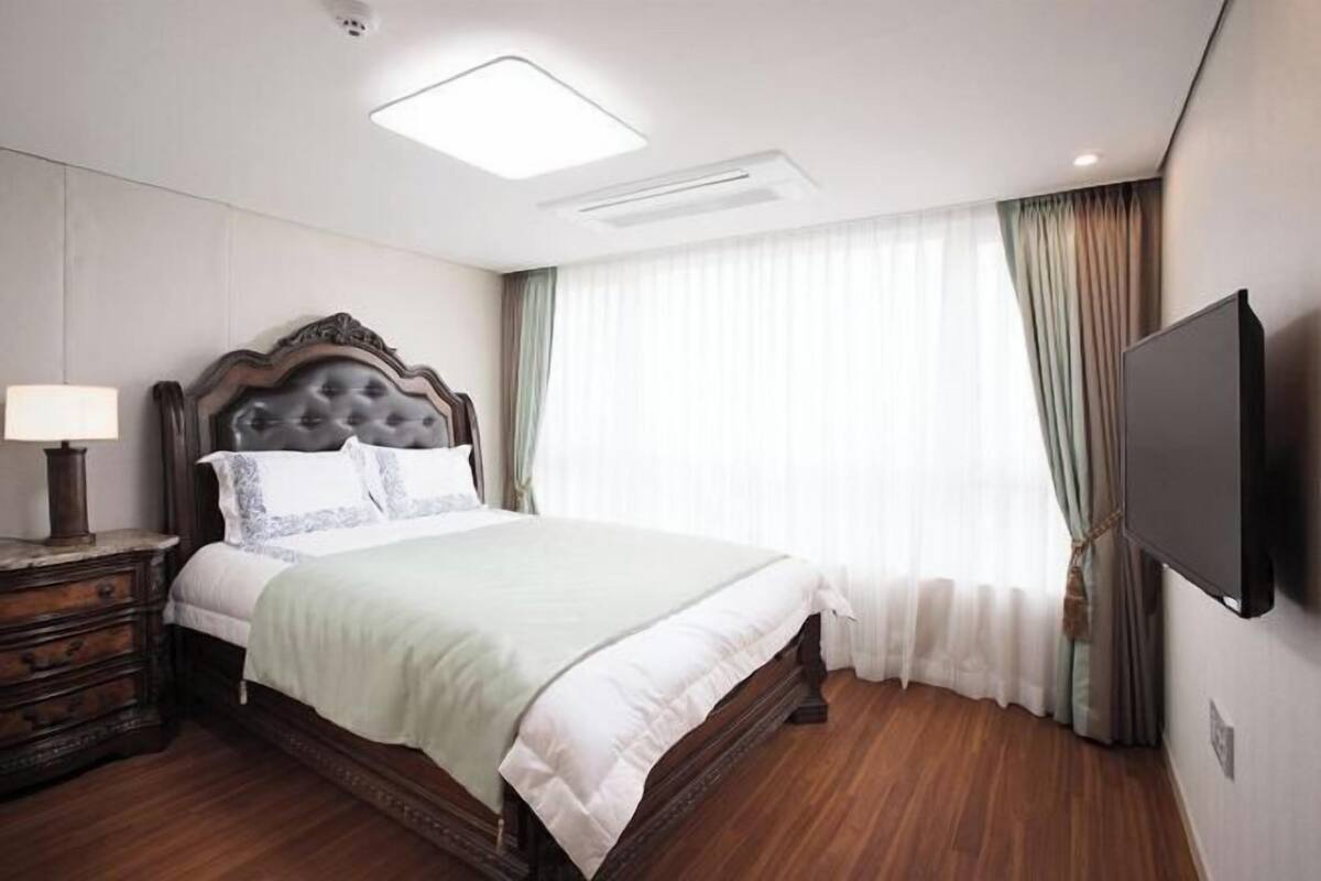In-room safe, blackout drapes, soundproofing, free WiFi