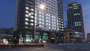 A high-rise hotel with multiple floors, large windows, and a prominent entrance. - Crown Harbor Hotel Busan (Busan)