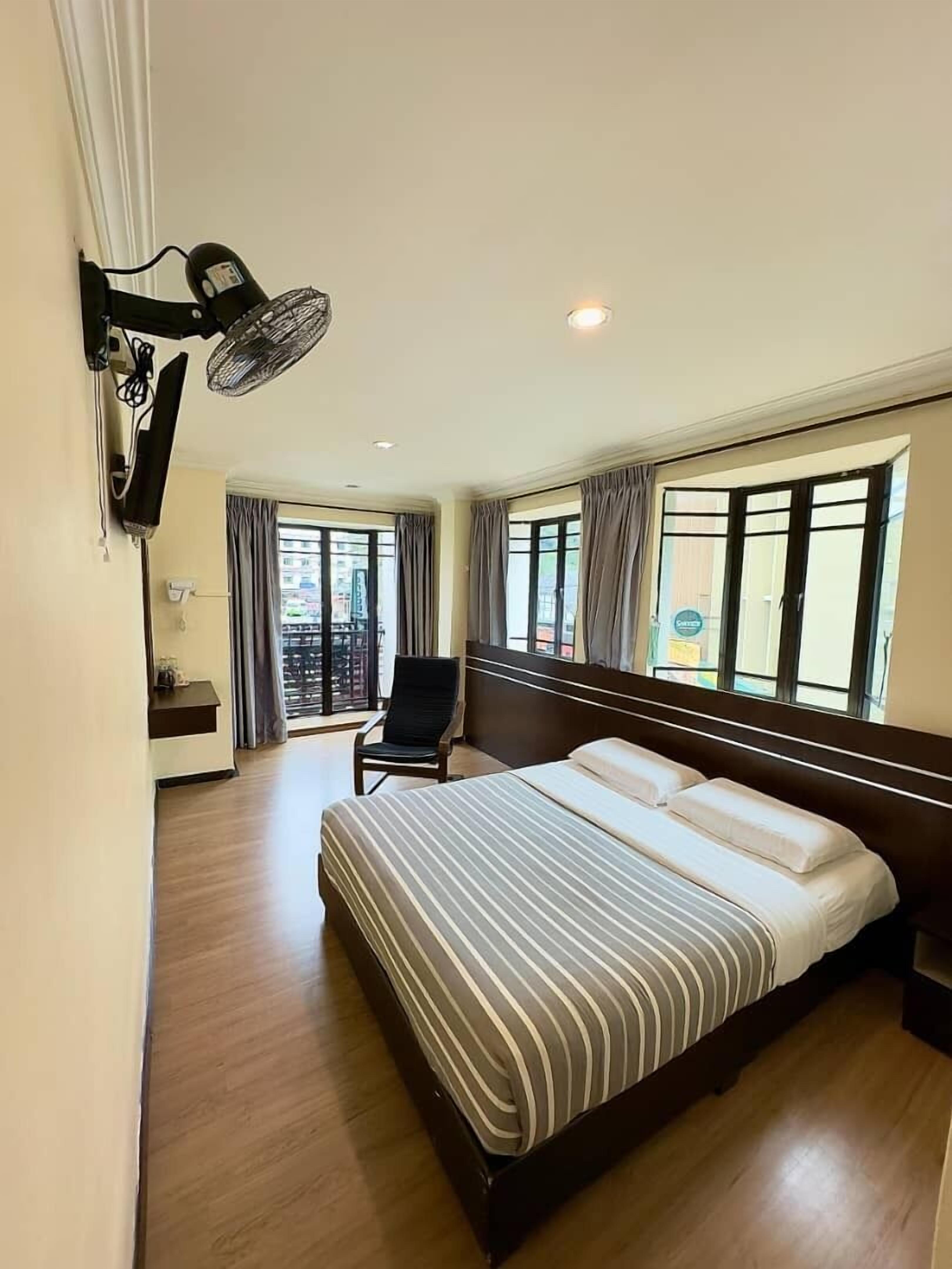 Habitación doble Deluxe, 1 cama Queen size, balcón, vista a la ciudad | Escritorio, tabla de planchar con plancha, wifi gratis y ropa de cama 