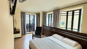 Habitación doble Deluxe, 1 cama Queen size, balcón, vista a la ciudad | Escritorio, tabla de planchar con plancha, wifi gratis y ropa de cama