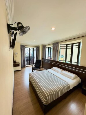 Habitación doble Deluxe, 1 cama Queen size, balcón, vista a la ciudad | Escritorio, tabla de planchar con plancha, wifi gratis y ropa de cama 