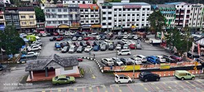 Deluxe dubbelrum - 1 queensize-säng - balkong - utsikt mot staden | Terrass/Patio