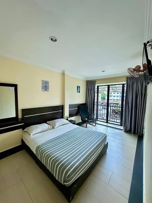 Deluxe-Doppelzimmer, 1 Queen-Bett, Balkon, Stadtblick | Schreibtisch, Bügeleisen/Bügelbrett, kostenloses WLAN, Bettwäsche