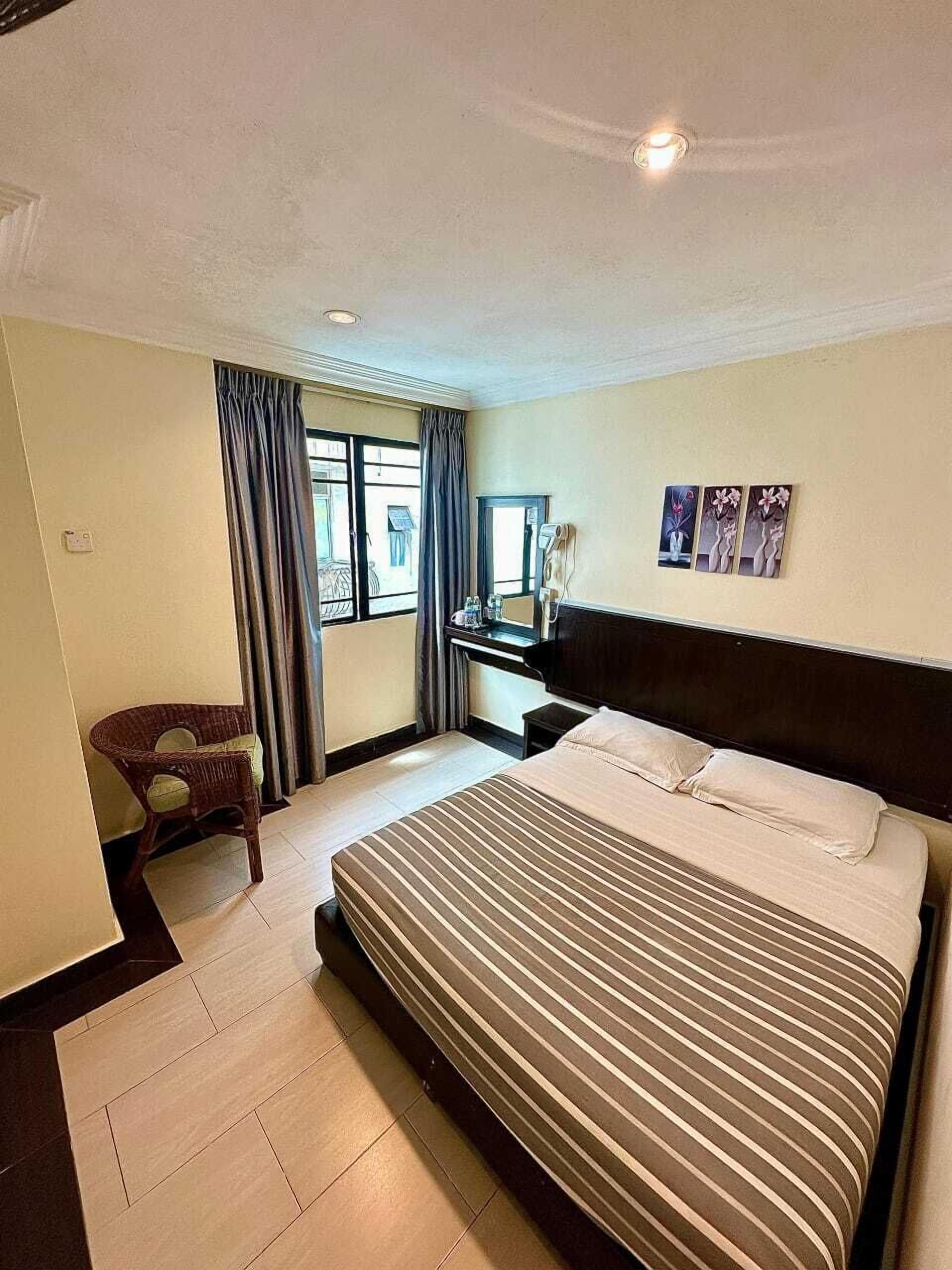 Chambre Double Standard, 1 grand lit | Bureau, fer et planche à repasser, Wi-Fi gratuit, draps fournis