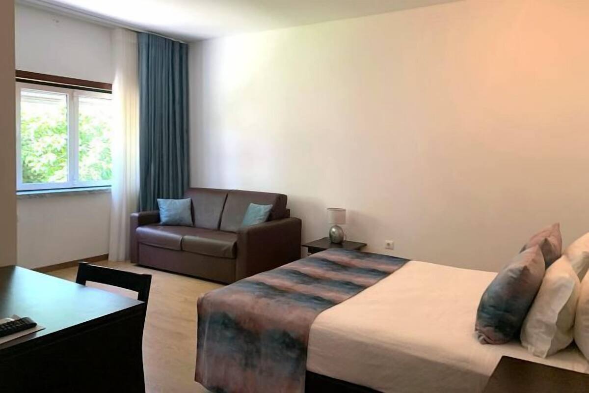 Schreibtisch, kostenlose Babybetten, kostenloses WLAN, Bettwäsche