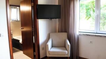Suíte | Escrivaninha, berços grátis, Wi-Fi de cortesia, roupa de cama