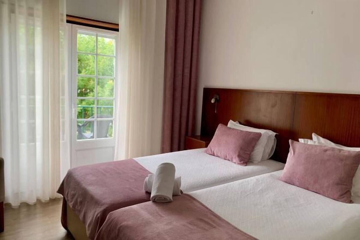 Schreibtisch, kostenlose Babybetten, kostenloses WLAN, Bettwäsche