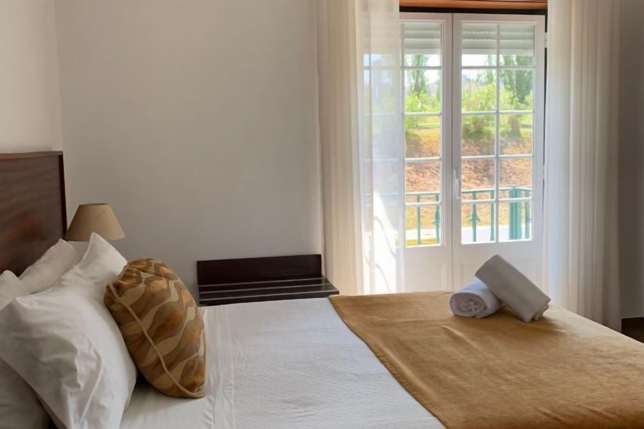 办公桌、免费婴儿床、免费 WiFi、床单