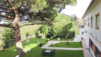 Superior Triple Room | Desk, free cribs/infant beds, free WiFi, bed sheets