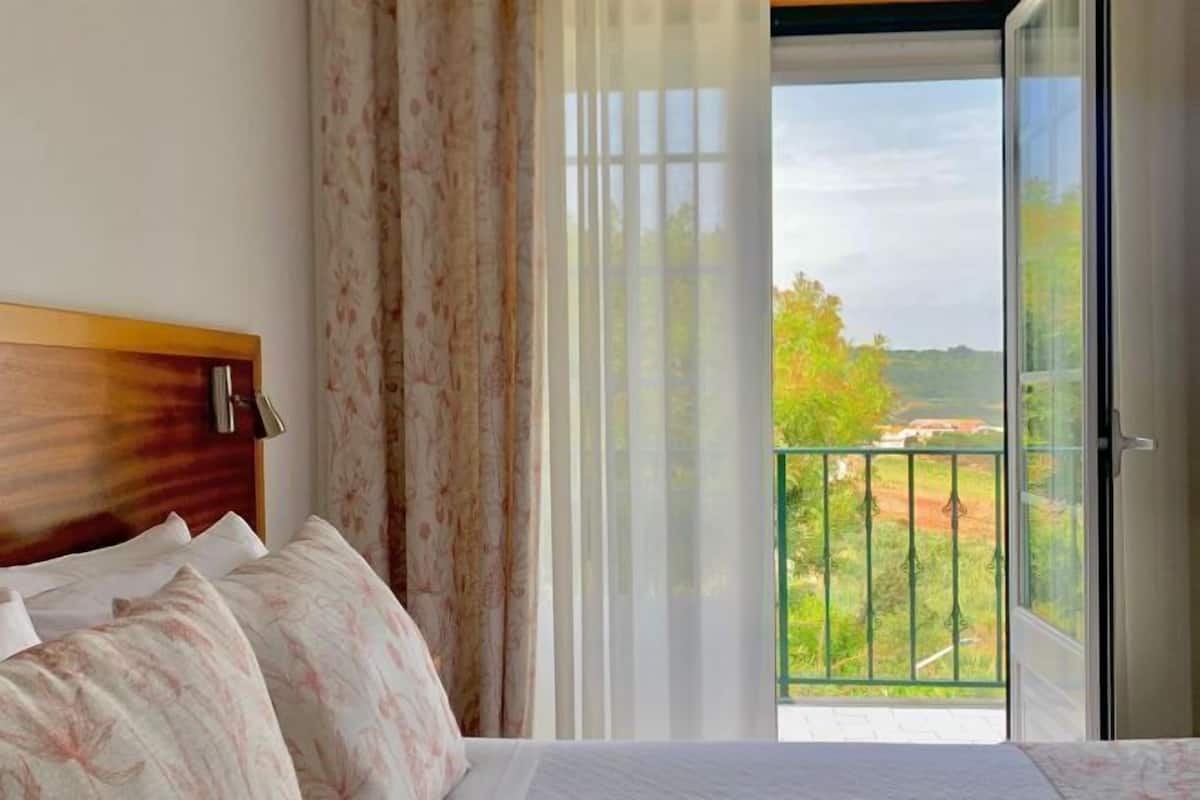 Desk, free cots/infant beds, free WiFi, bed sheets