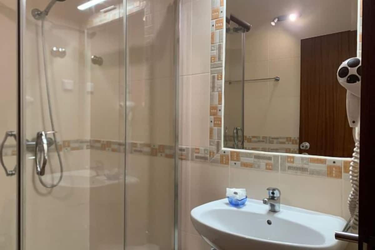 Badkamer | Gratis toiletartikelen, een haardroger, handdoeken