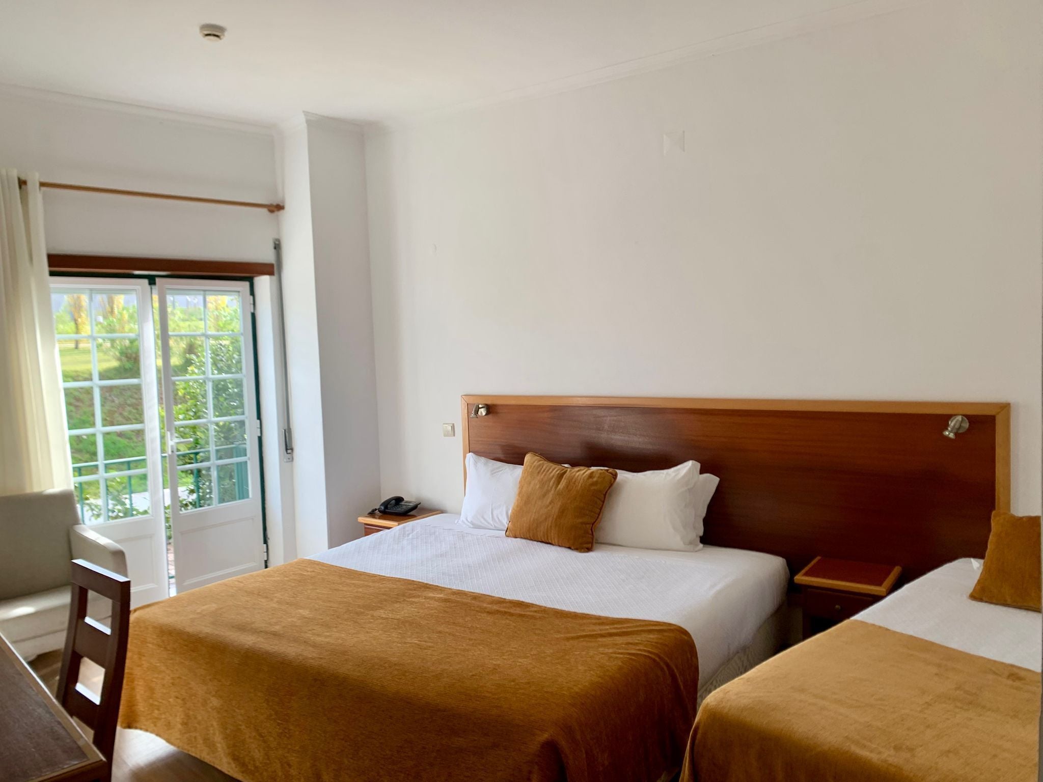 高级三人房 | 办公桌、免费婴儿床、免费 WiFi、床单