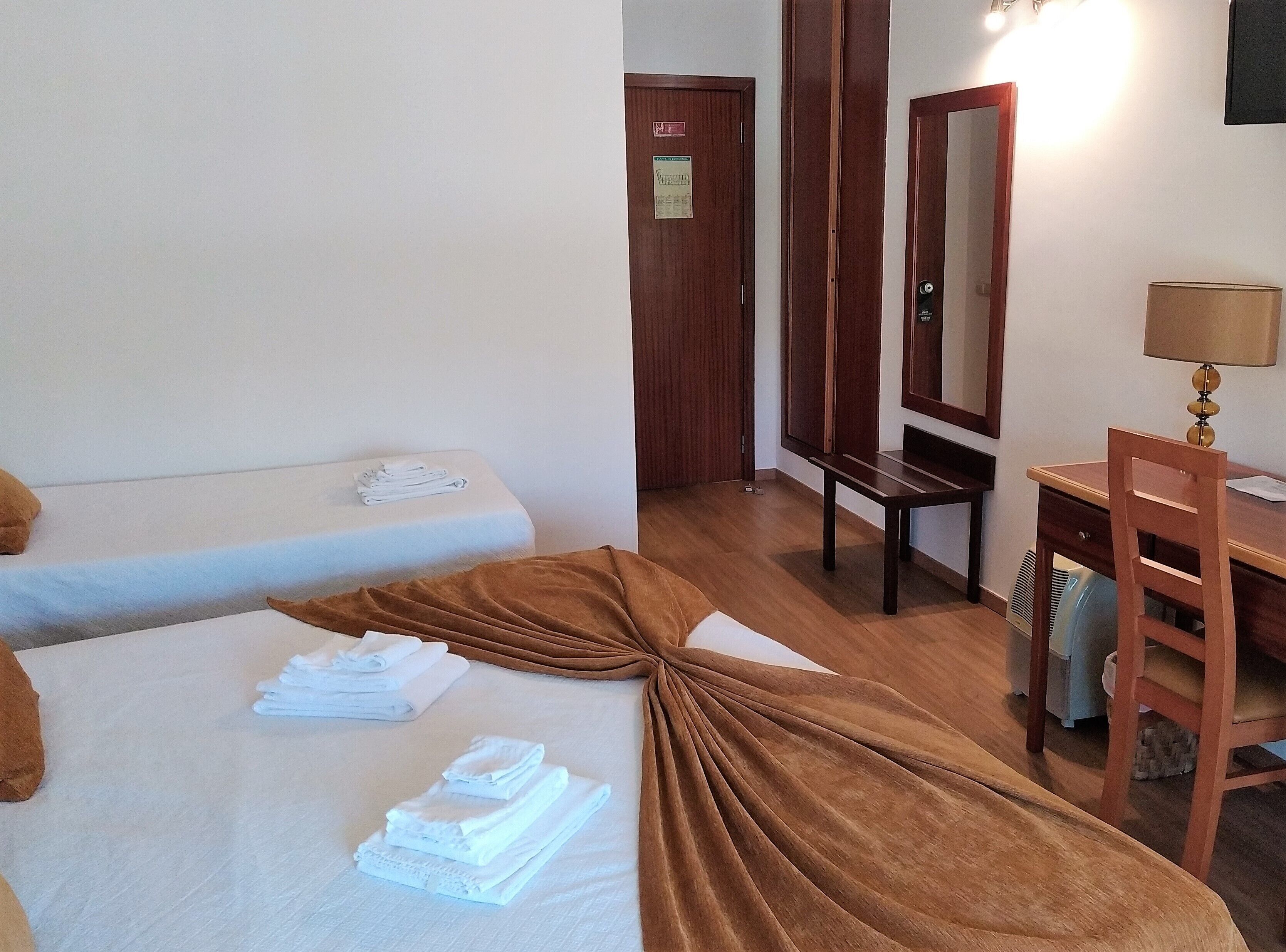 superior triple room | desk, free cots/infant beds, free wifi, bed sheets