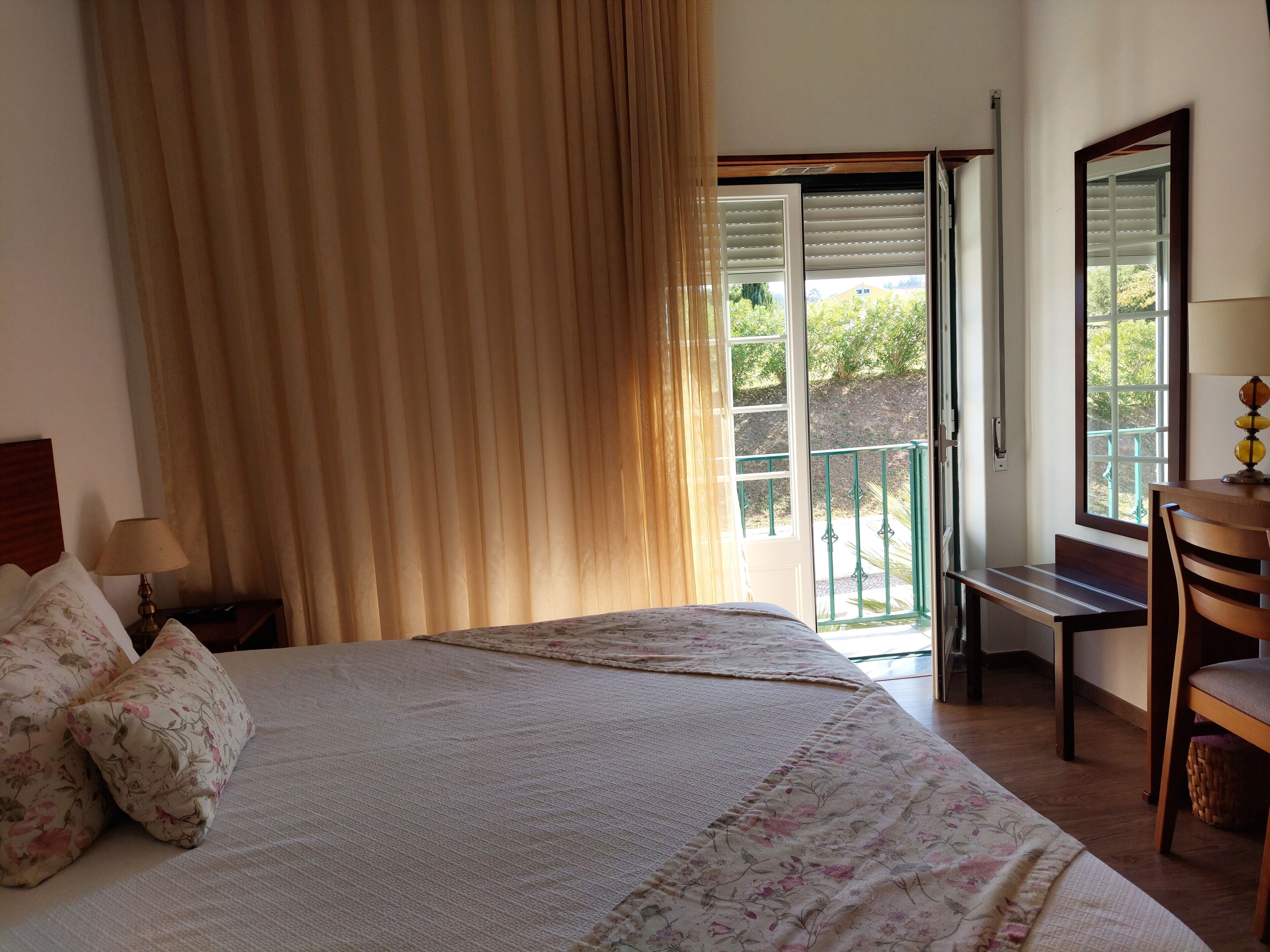 standard double or twin room | desk, free cots/infant beds, free wifi, bed sheets