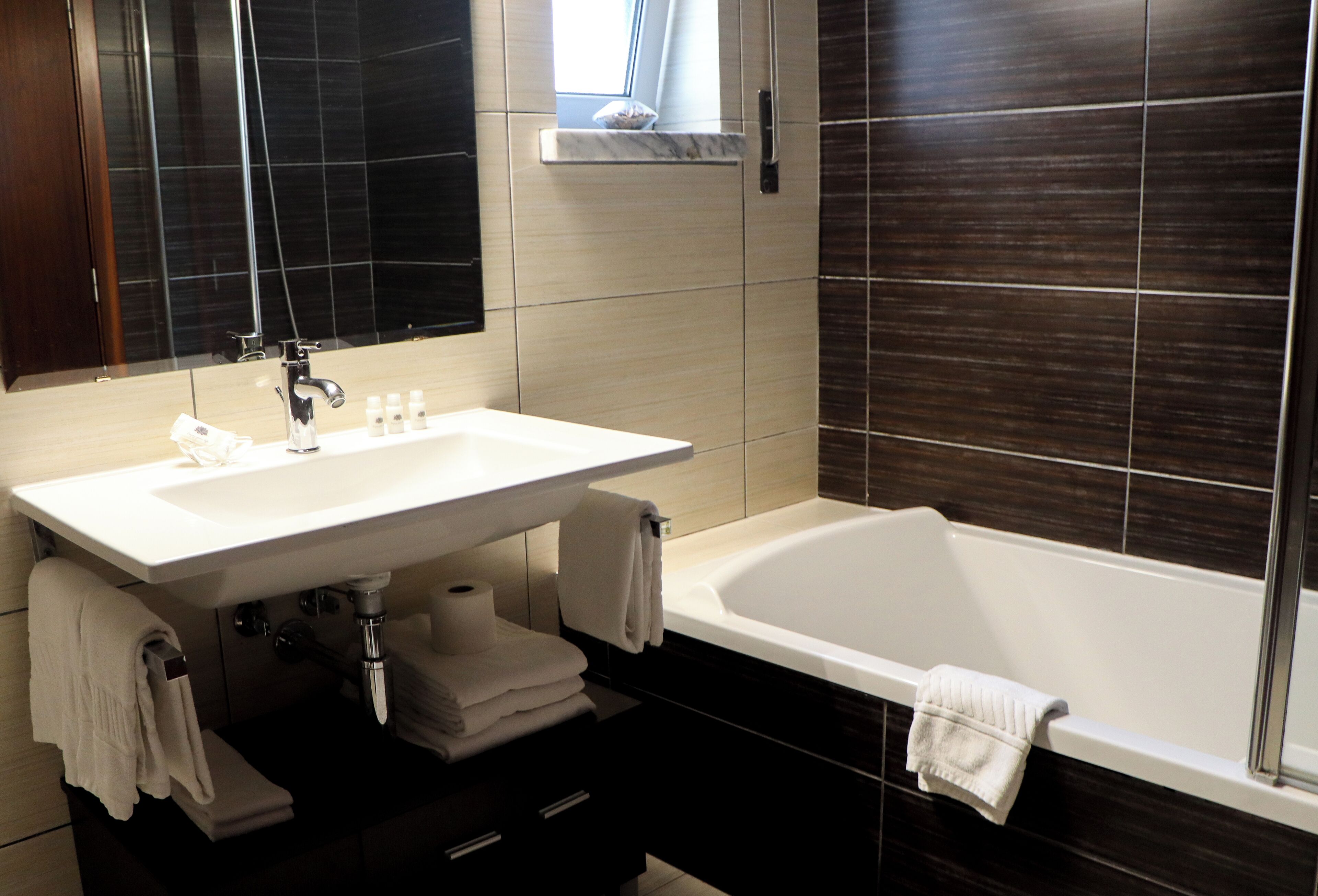 suite | bathroom | free toiletries, hair dryer, towels