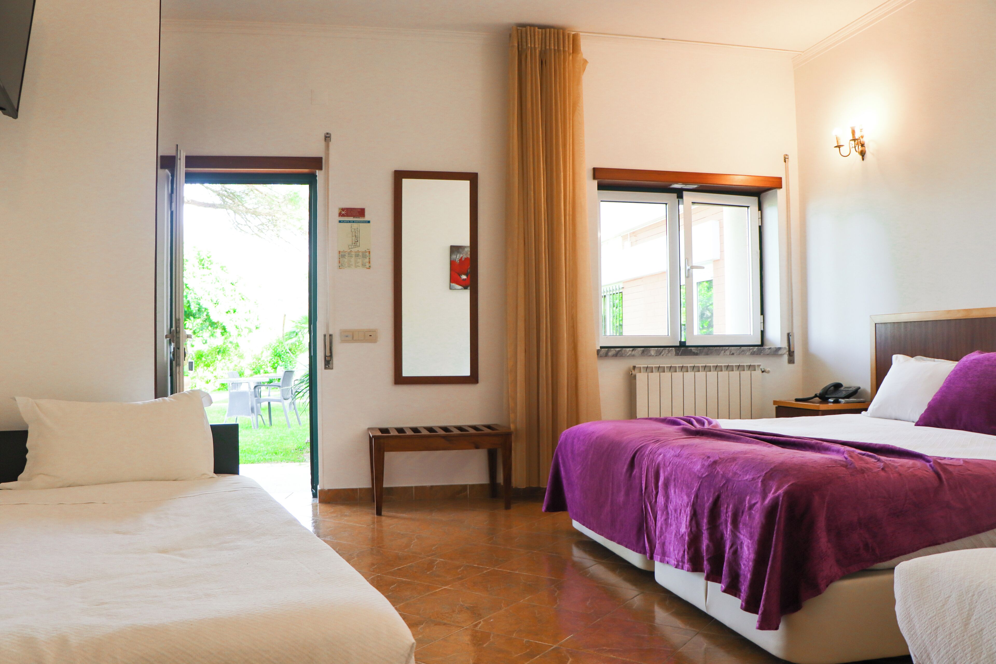 family room | desk, free cots/infant beds, free wifi, bed sheets