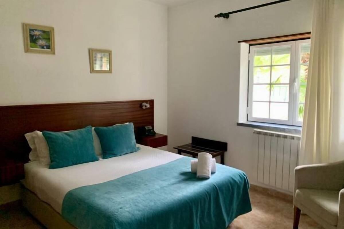 Schreibtisch, kostenlose Babybetten, kostenloses WLAN, Bettwäsche