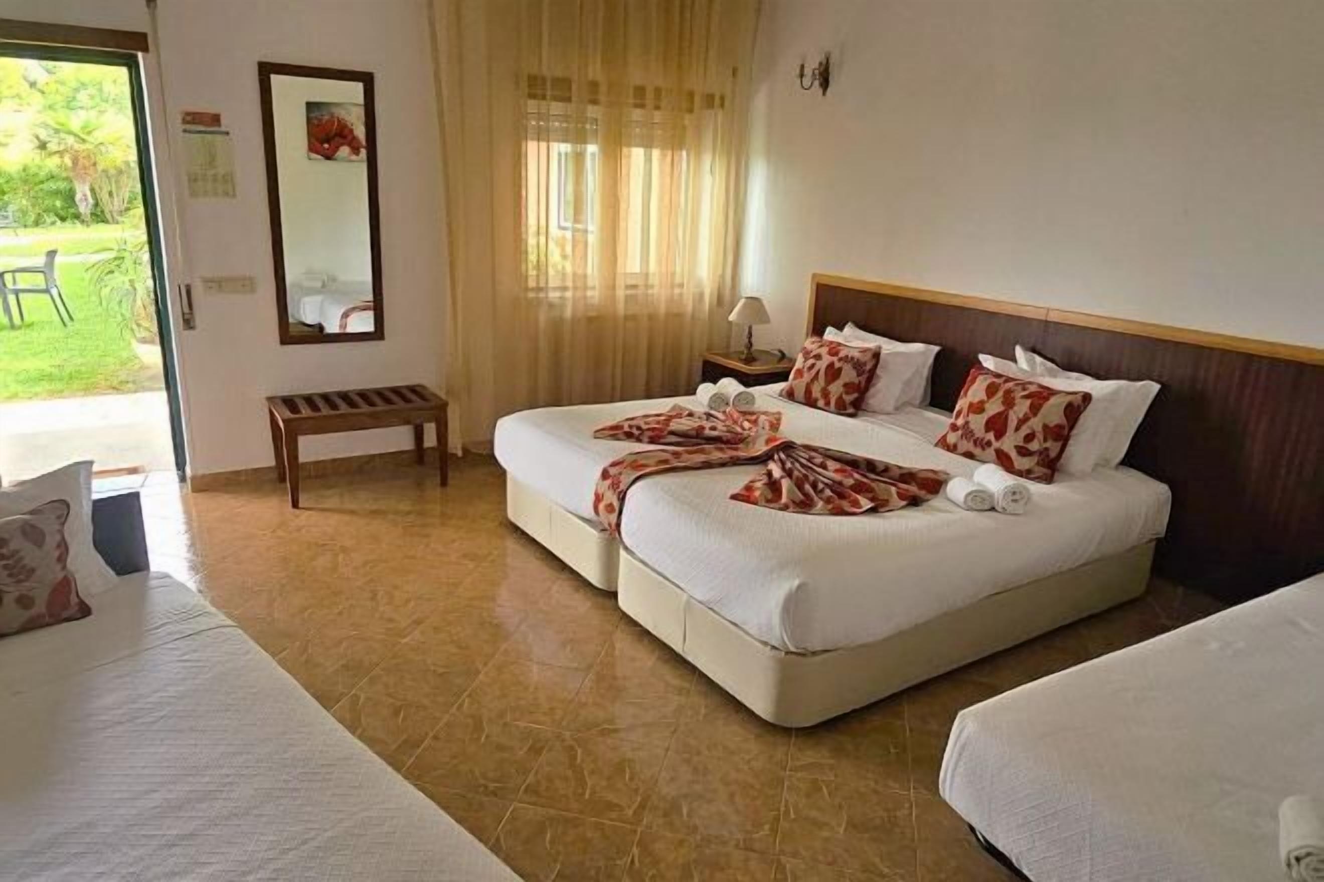 办公桌、免费婴儿床、免费 WiFi、床单