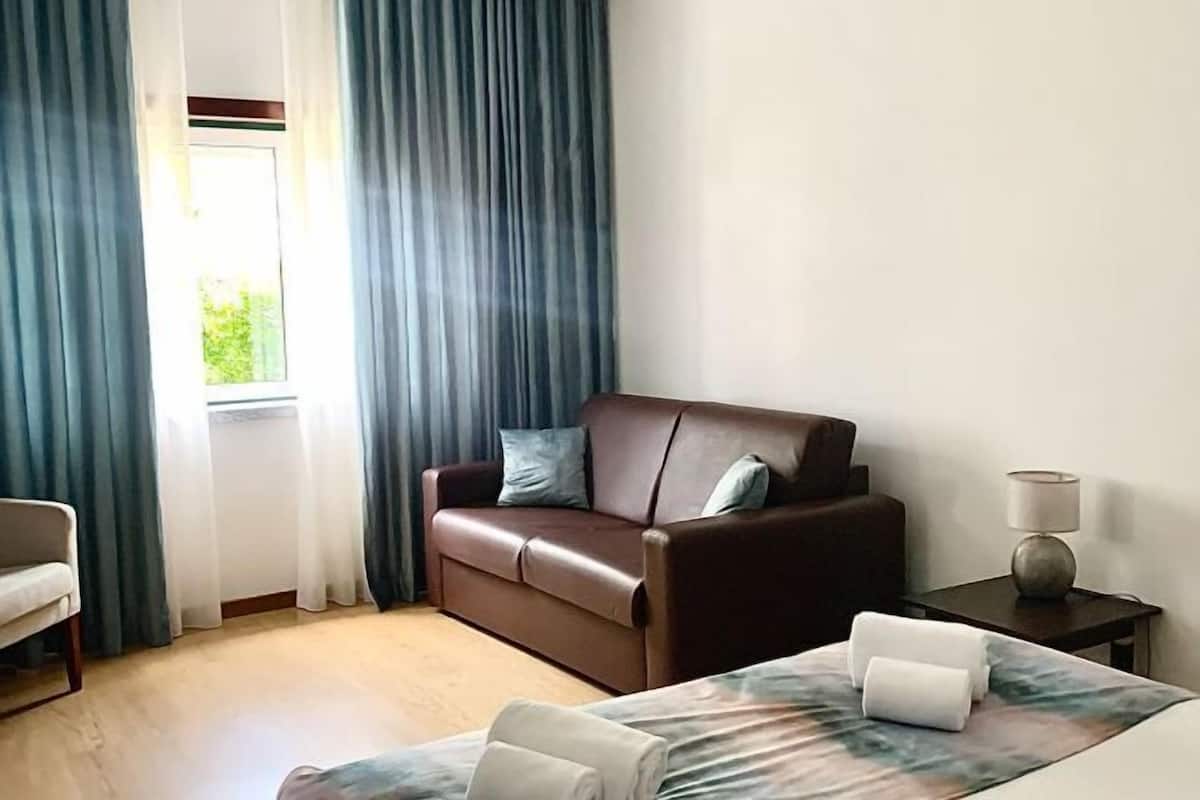 Een bureau, gratis babybedden, gratis wifi, beddengoed