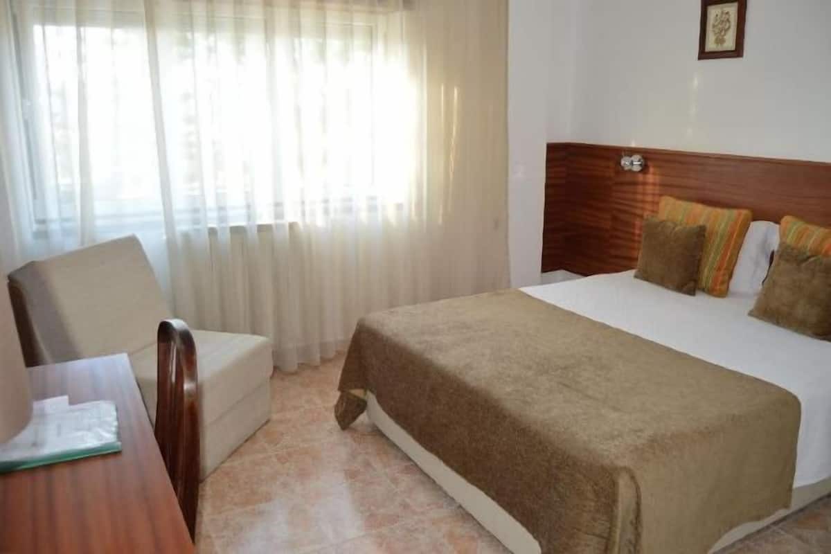 Een bureau, gratis babybedden, gratis wifi, beddengoed
