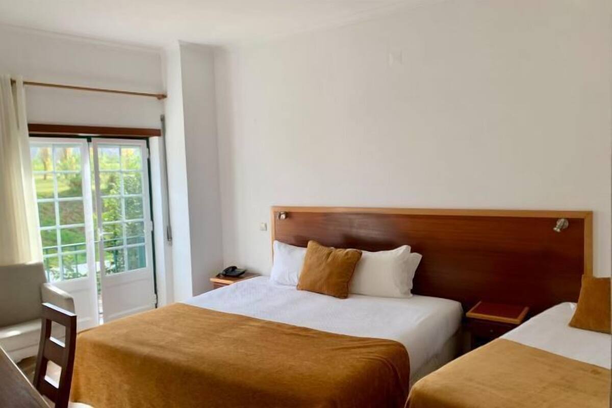 Schreibtisch, kostenlose Babybetten, kostenloses WLAN, Bettwäsche