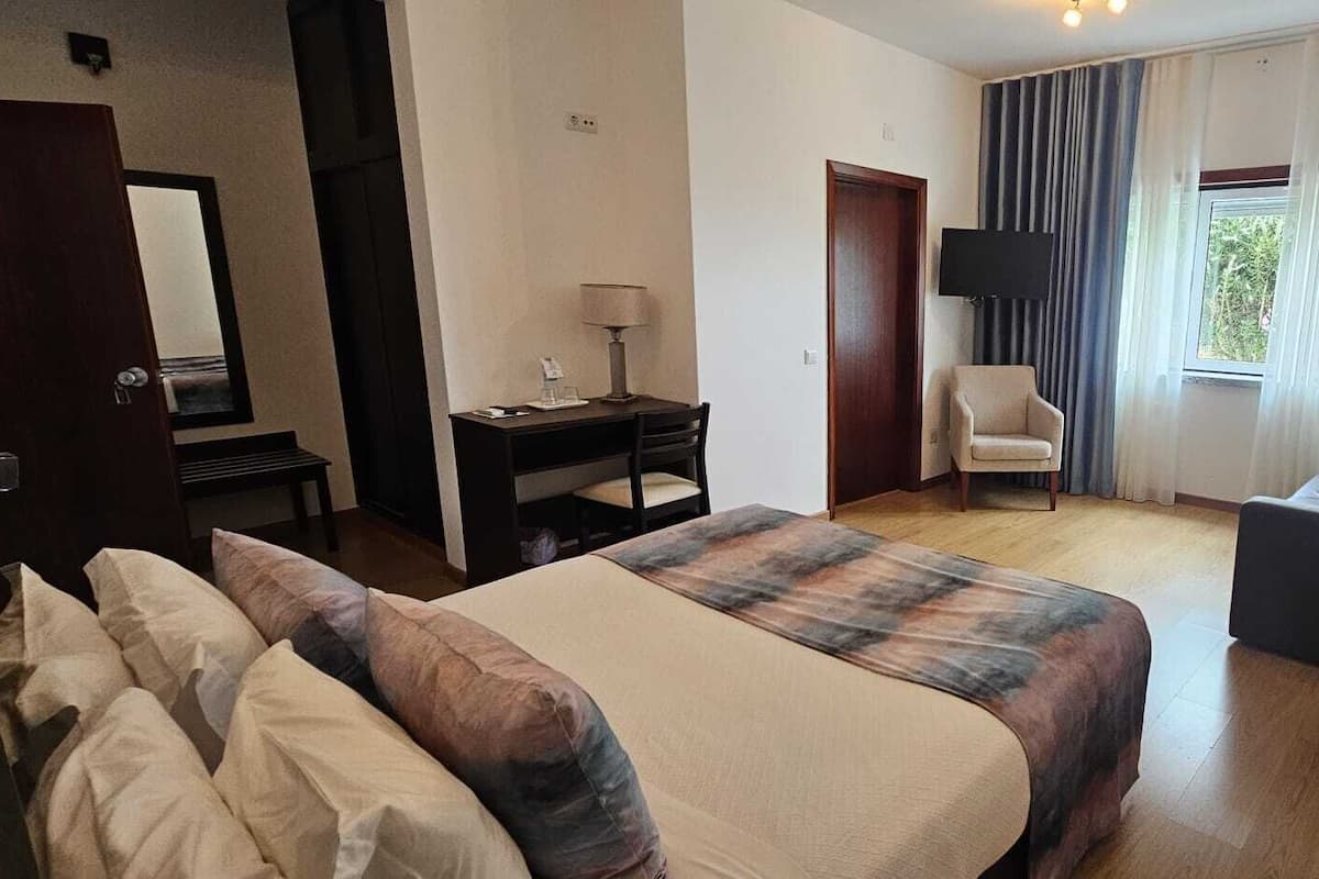 Desk, free cots/infant beds, free WiFi, bed sheets
