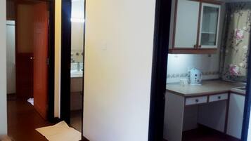 Studio Suite (Apartment, Mountain View with Balcony) | Private kitchenette | Coffee/tea maker