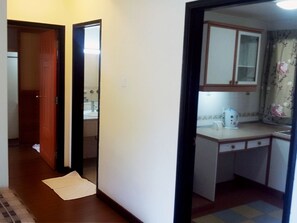 Studio Suite (Apartment, Mountain View with Balcony) | Private kitchenette | Coffee/tea maker