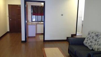 Studio Suite (Apartment, Mountain View with Balcony) | Desk, iron/ironing board, rollaway beds