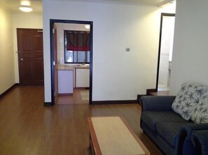 Studio Suite (Apartment, Mountain View with Balcony) | Desk, iron/ironing board, rollaway beds