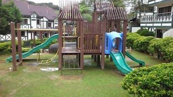 Área de juegos infantiles al aire libre