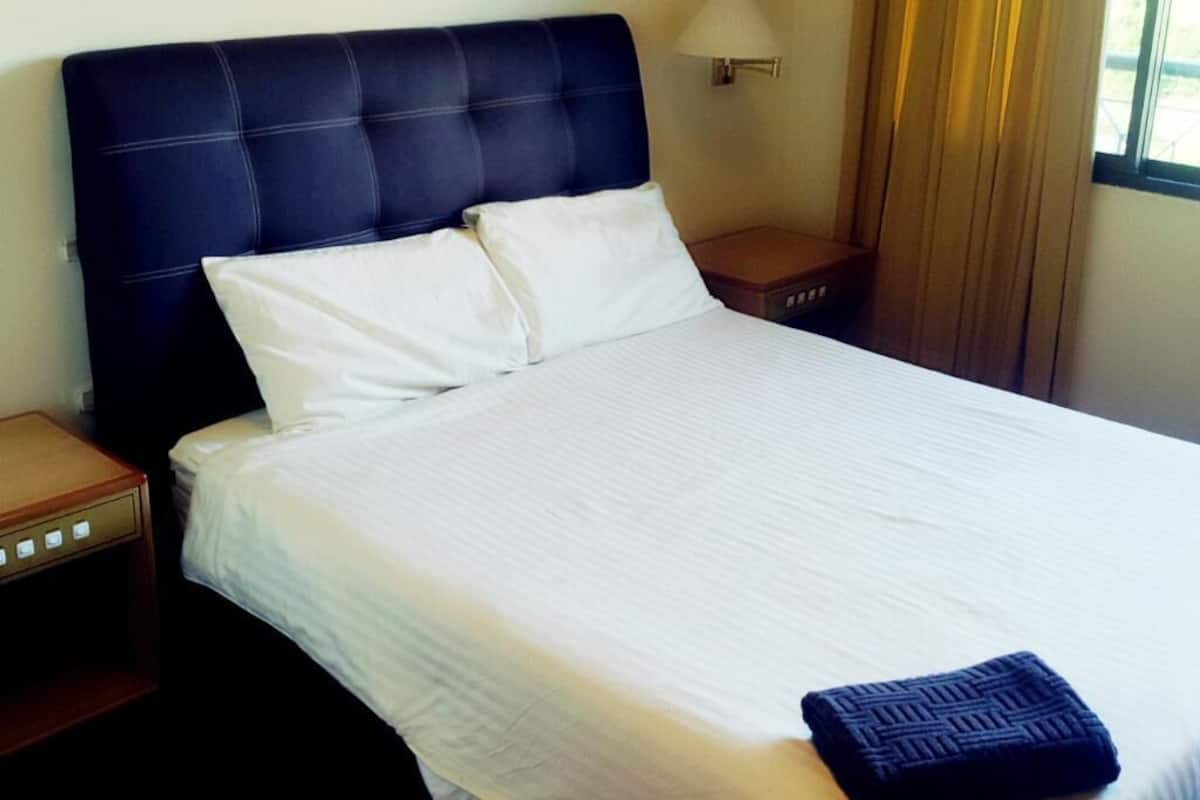 Studio Suite (Apartment, Mountain View with Balcony) | Bàn, bàn ủi/dụng cụ ủi quần áo, giường gấp/giường phụ (phụ phí)