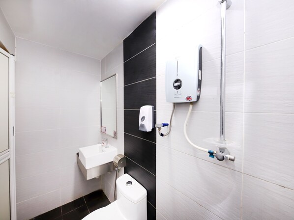 Kamar Double Deluks | Kamar mandi | Shower dan handuk