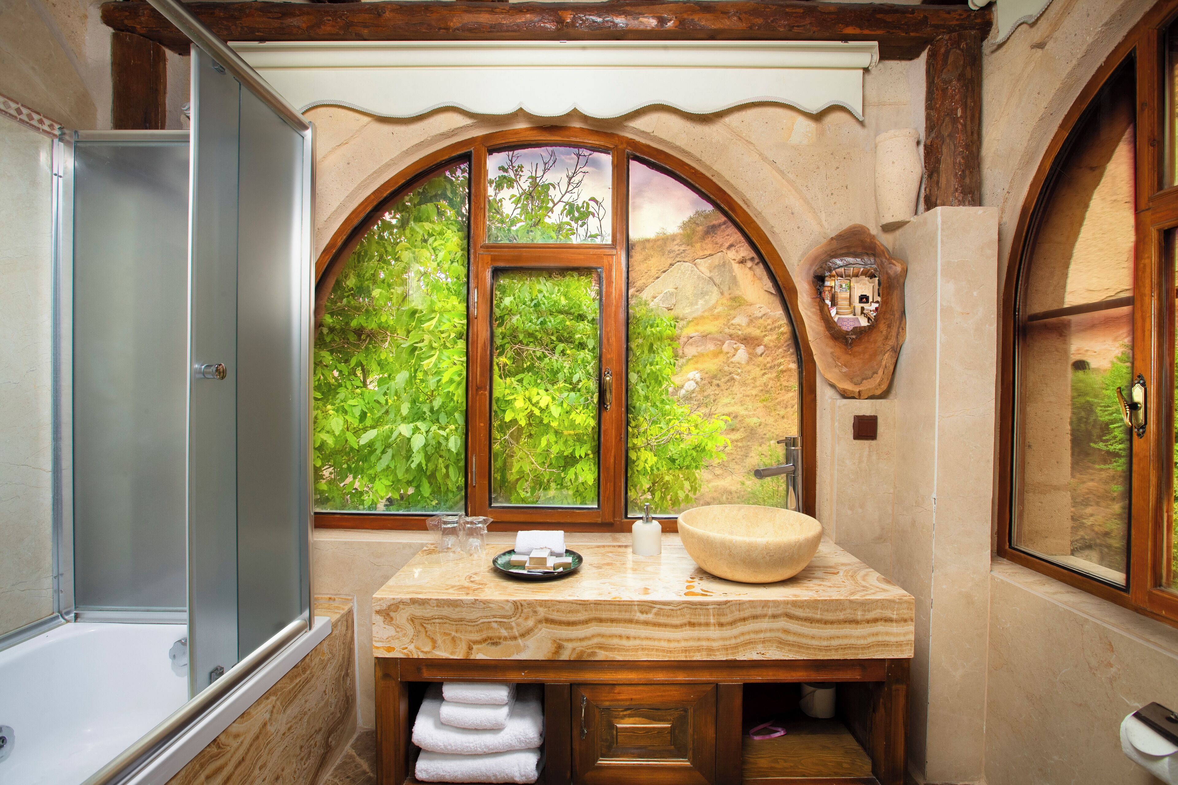 Deluxe-Doppel- oder -Zweibettzimmer | Badezimmer | Kostenlose Toilettenartikel, Haartrockner, Bademäntel, Hausschuhe