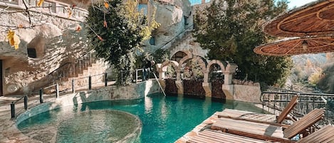 Utendørsbasseng, bassengparasoller og solsenger