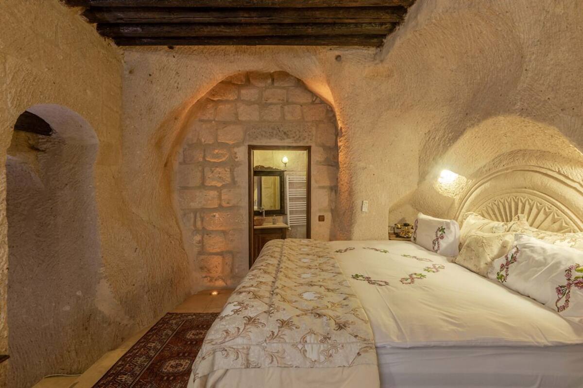 deluxe double or twin room | egyptian cotton sheets, hypo-allergenic bedding, down duvets