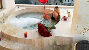 A hot tub with a view of a rocky landscape and white buildings. - Gamirasu Cave Hotel - Special Class (Ürgüp)