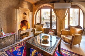 Superior Family Cave Room | Living area | LCD TV, heated floors - Gamirasu Cave Hotel - Special Class (Ürgüp)