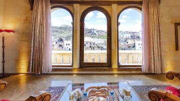 Panoramic Suite | Egyptian cotton sheets, hypo-allergenic bedding, down comforters