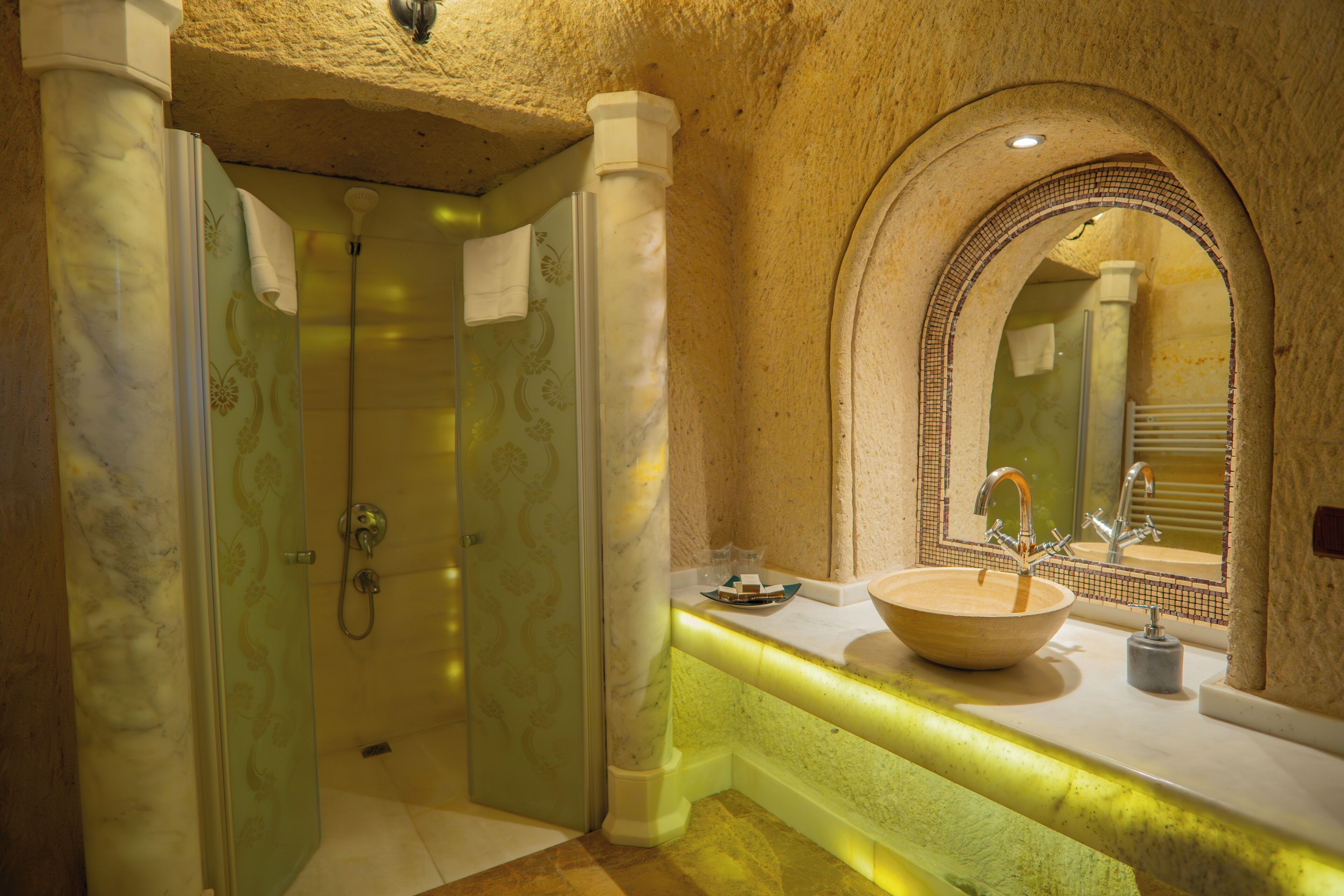 superior suit | bathroom | combined shower/bathtub, jetted bath, hydromassage showerhead